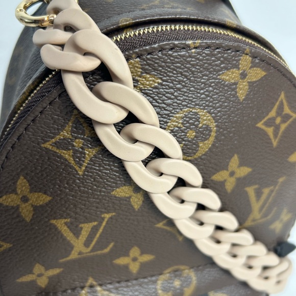 Acrylic smooth finish rubber coating chain link strap charm in taupe - Picture 4 of 5